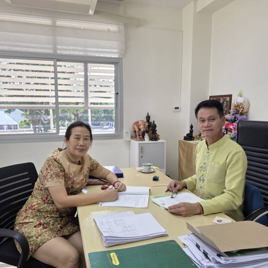 รศ.ธารทิพย์ พรหมขัติแก้ว อาจารย์ประจำภาควิชาเวชศาสตร์ชุมชน เป็นตัวแทนของกระบวนวิชาสุขภาพชุมชนกับการสร้างเสริมสุขภาพ ได้เข้าพบคุณสุรสิทธิ์ เทียมทิพย์ รองนายแพทย์สาธารณสุขจังหวัดเชียงใหม่ เพื่อติดต่อประสานงาน เตรียมการเรียนการสอนสำหรับนักศึกษาแพทย์ชั้นปีที่ 4