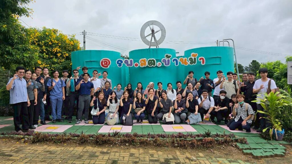 เมื่อวันที่ 17 พฤศจิกายน 2568 กลุ่มผู้เข้าอบรม Fundamental Occupational Medicine for Physicians รุ่นที่ 9 ได้มีโอกาสศึกษาดูงานนอกสถานที่ในหัวข้อ “ด้านความปลอดภัยและอาชีวอนามัยในสถานที่ประกอบการ” ณ ร้านลายไม้มงคลเฟอร์นิเจอร์ และ พิศมัยเฟอร์นิเจอร์(บ้านม้า)