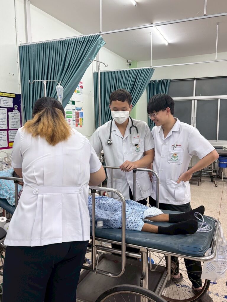 ภาพบรรยากาศของการลงฝึกปฏิบัติในโรงพยาบาลของนักศึกษาแพทย์ชั้นปีที่ 6 ของกลุ่ม โรงพยาบาลพร้าว