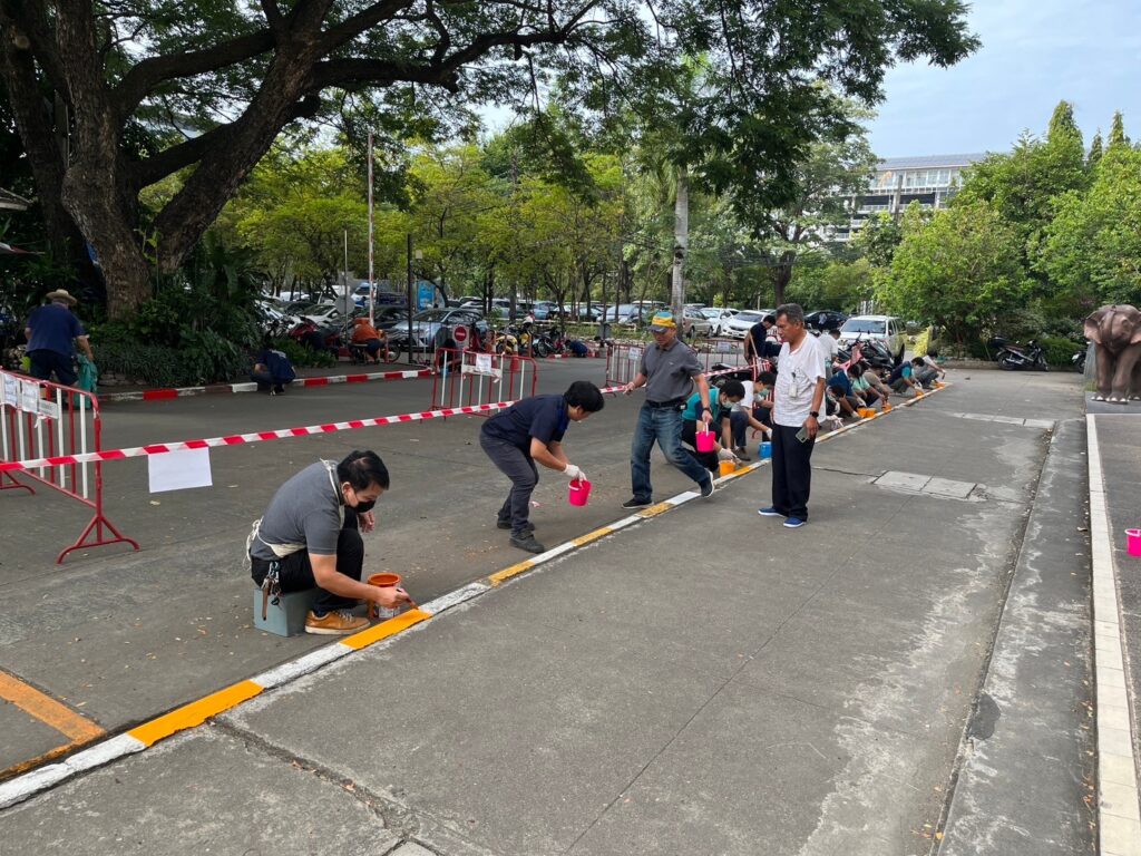 งานซ่อมบำรุงร่วมแรงร่วมใจทาสีขอบฟุตบาท