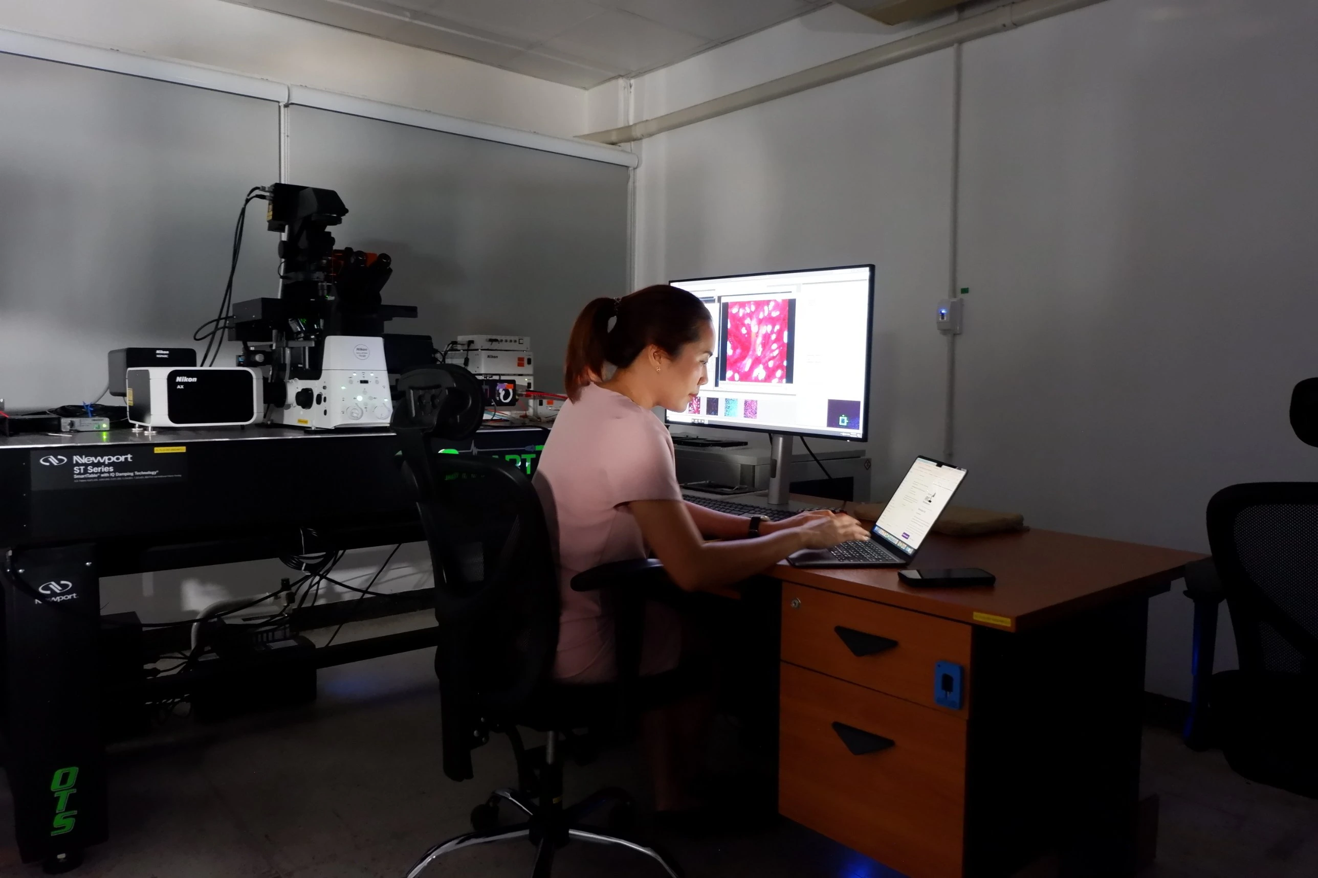 นักวิจัยทำงานกับระบบกล้อง confocal