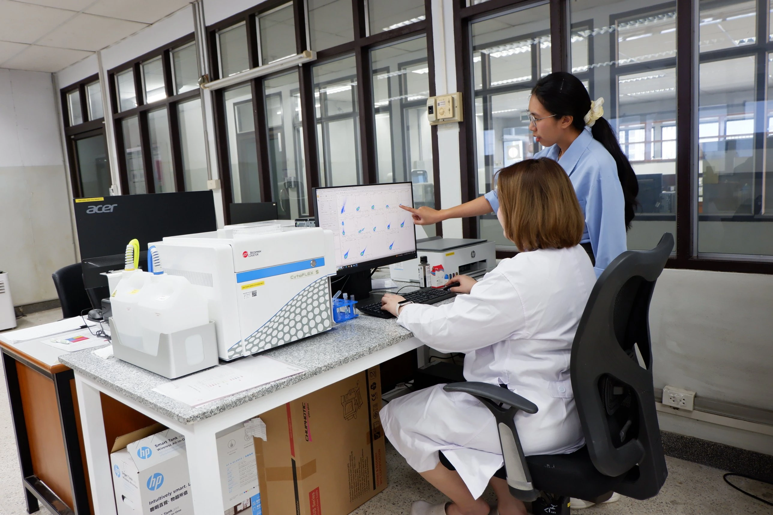 นักวิจัยวิเคราะห์ผล flow cytometry