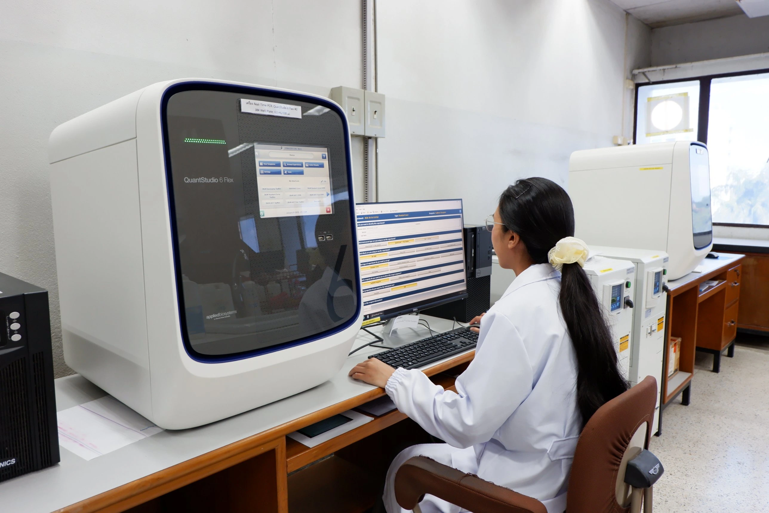 เจ้าหน้าที่ใช้งานเครื่อง Real-time PCR