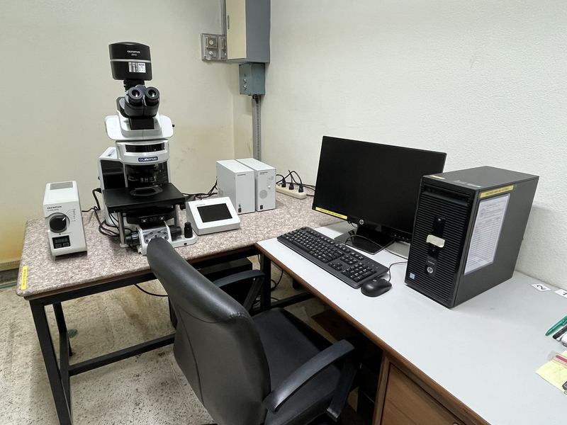 มุมห้องที่ตั้งเครื่อง Olympus BX63 พร้อมคอมพิวเตอร์