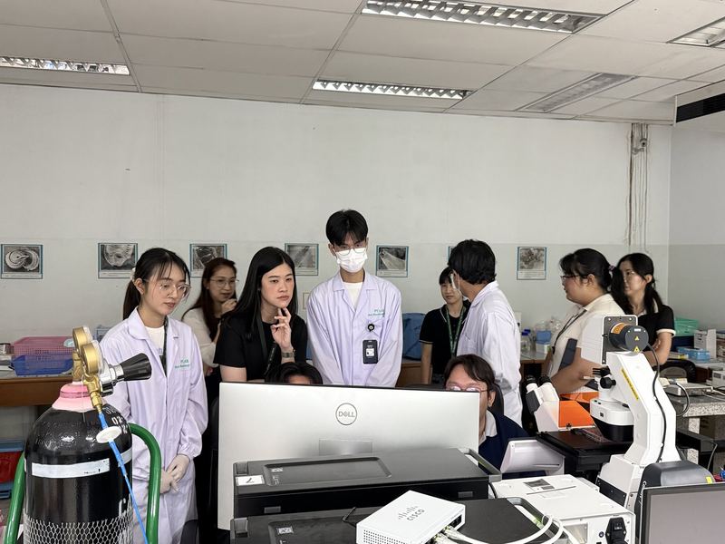 นักศึกษาปริญญาโทฝึกปฏิบัติที่หน่วยกล้องจุลทรรศน์ iRIC
