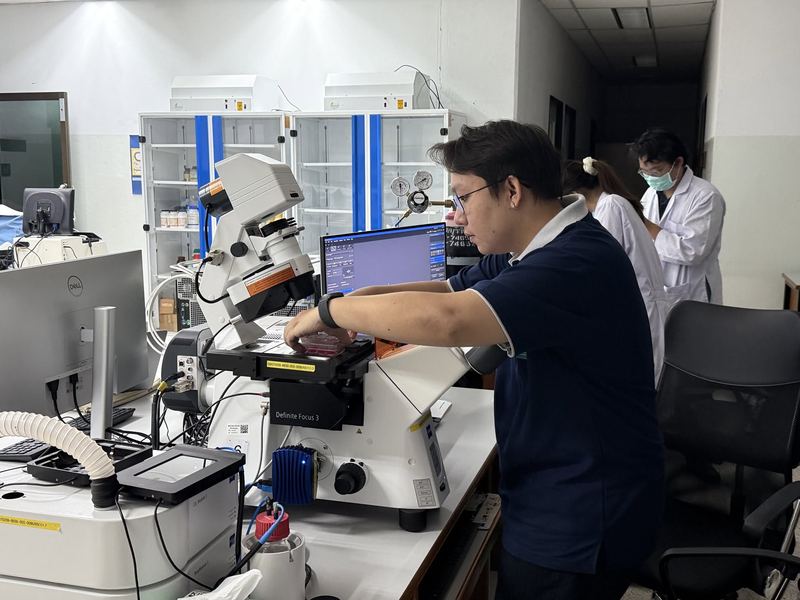เจ้าหน้าที่เตรียมตัวอย่างบนกล้อง ZEISS Axio Observer 7