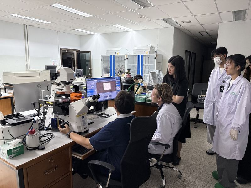 นักศึกษาดูการถ่ายภาพเซลล์ผ่านกล้อง ZEISS Axio Observer 7