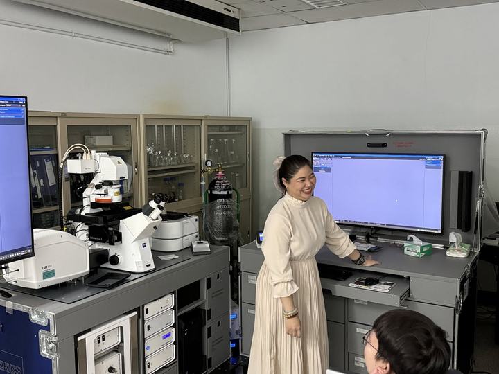 การบรรยายในงานสัมมนา ZEISS ข้างเครื่อง LSM 910
