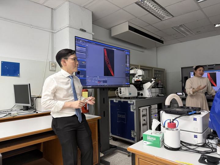 การสาธิตภาพ confocal ระหว่างงานสัมมนา