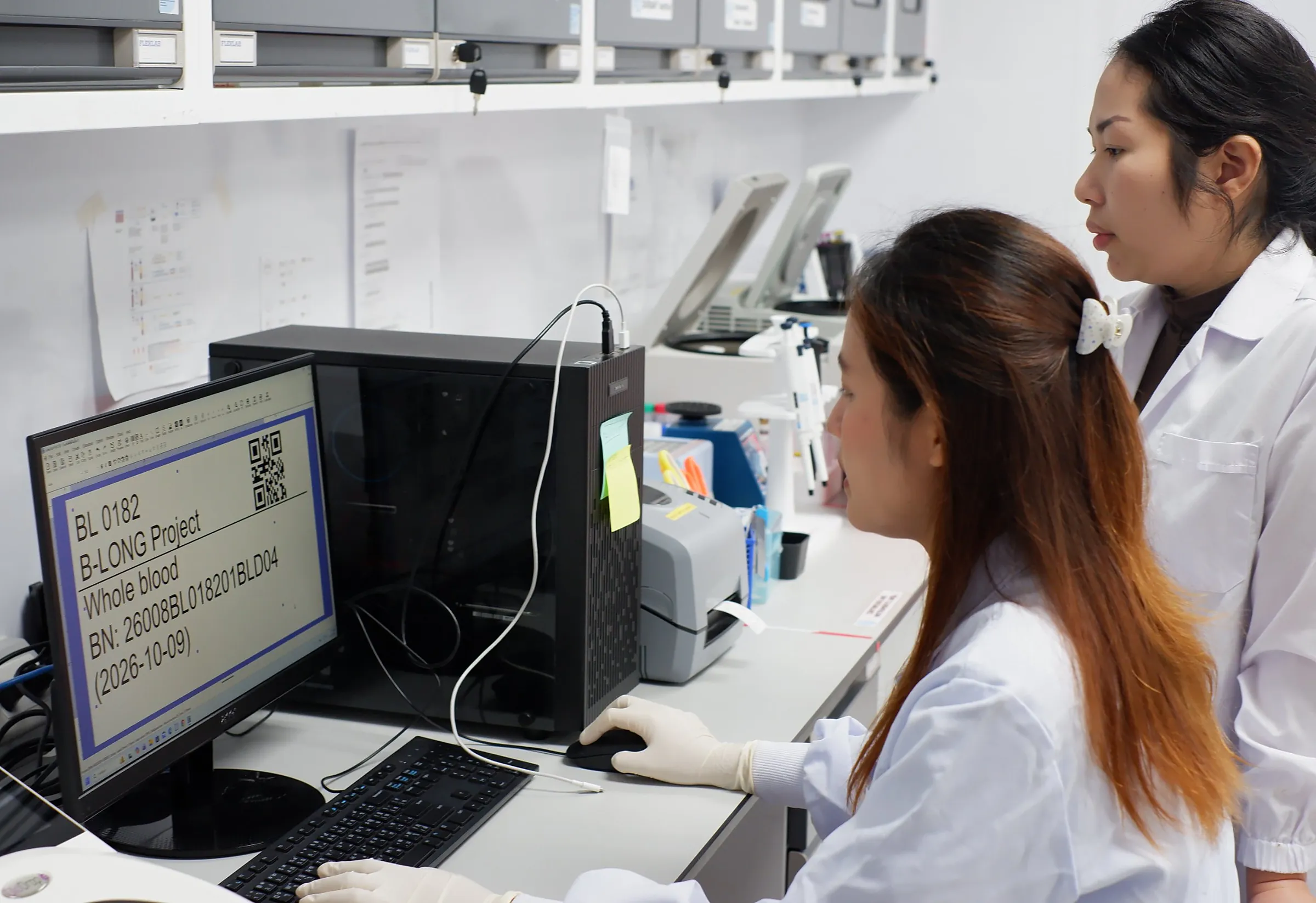 เจ้าหน้าที่ตรวจสอบฉลากและข้อมูลตัวอย่างในระบบ SRU-IMS